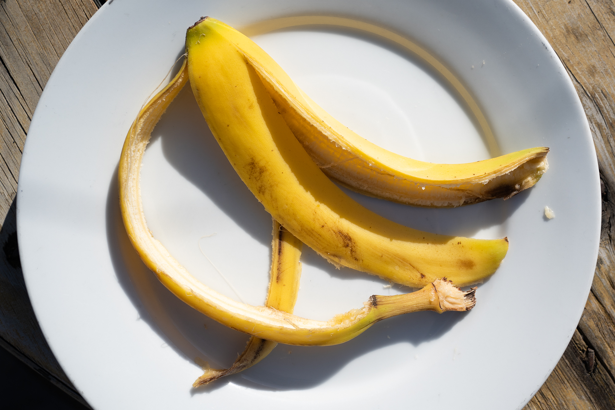 Банан. Зеленые бананы. Банан на столе. Банан на море.